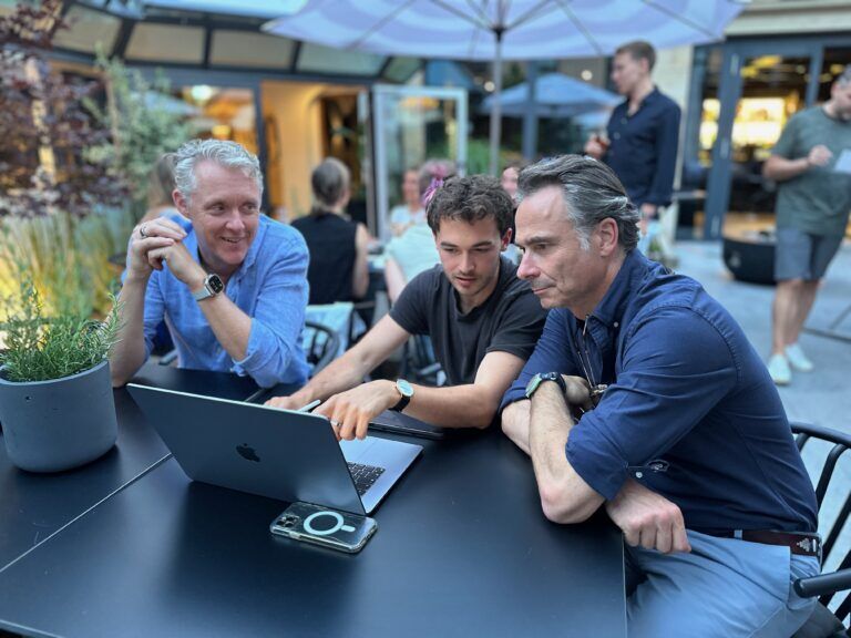 Geschäftsführer arbeiten konzentriert am Laptop an einem LinkedIn-Beitrag