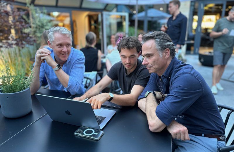 Geschäftsführer arbeiten konzentriert am Laptop an einem LinkedIn-Beitrag